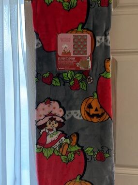 Strawberry-Themed Plush Throw Blanket in Gray & Red